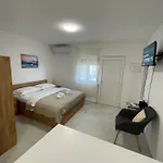 Apartmán Modern Tome With Terrace, Free Parking & Wi-fi,