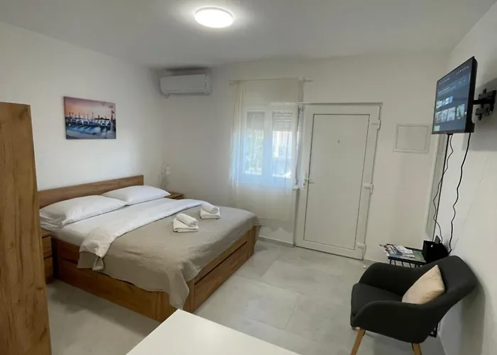 Апартаменты Modern Tome With Terrace, Free Parking & Wi-fi,