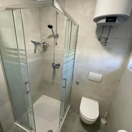 Modern Tome With Terrace, Free Parking & Wi-fi, Appartement Zadar