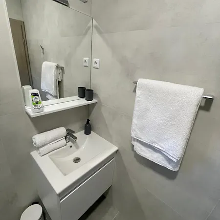 Daire Modern Tome With Terrace, Free Parking & Wi-fi, Zadar