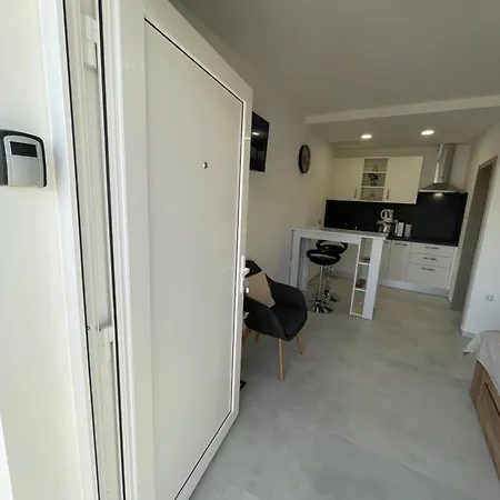 Modern Tome With Terrace, Free Parking & Wi-fi, Appartement Zadar