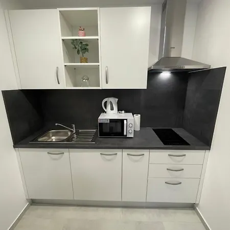 Modern Tome With Terrace, Free Parking & Wi-fi, Appartement Zadar
